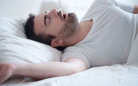 为什么一边吃饭一边就想睡觉