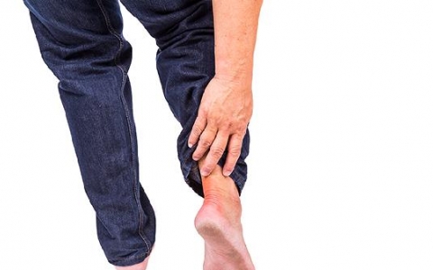 大便完起来脚麻正常吗