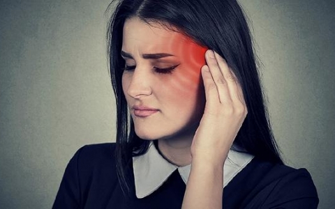 吃饭少会不会导致头疼呕吐