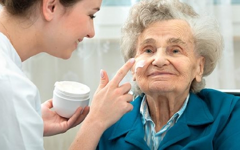 老人脸浮肿是什么原因