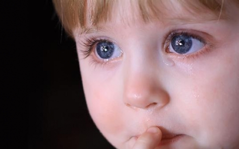 小朋友睡着突然抽搐大哭