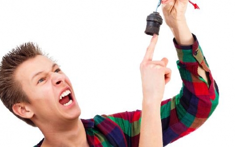 小手指抽搐的疼怎么办呢