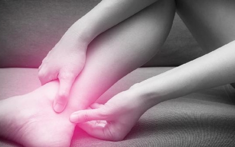 60岁女性脚水肿怎么回事