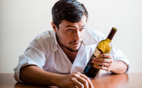为什么会说喝酒伤肝呢？