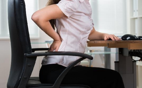 强直性脊柱炎不仅腰痛，这些隐藏症状你了解吗？心脏、眼部问题不容忽视！