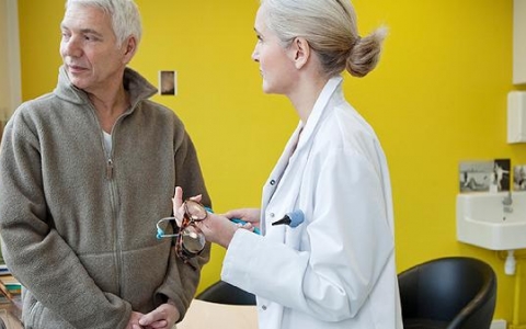 长期卧床老人如何通过饮食和按摩轻松解决便秘困扰？
