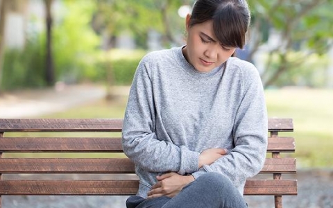 胃疼左侧乳房胀痛恶心
