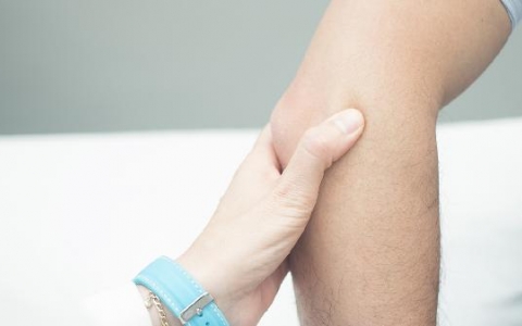 胳膊肘里面的筋疼是什么原因引起的