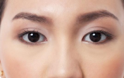 眼睛朦胧、分泌液体偶尔有异物感但不会很