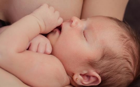 喂奶期间乳房胀痛有块怎么回事