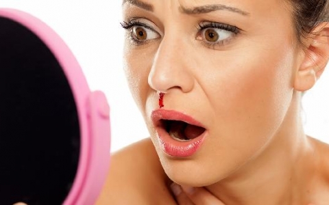 女性长期流鼻血是什么病的前兆？怎么办呢