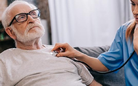 老人血压低50到80正常吗