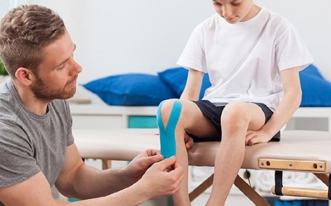 宝宝把腿抬起来靠墙上怎么回事