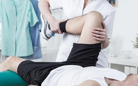 男人腿关节疼是什么原因引起的