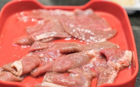 如何区分新鲜猪肠的质量 牡蛎肉不新鲜还能吃吗