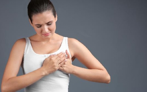 宝宝吃奶乳房一个大一个小怎么办?