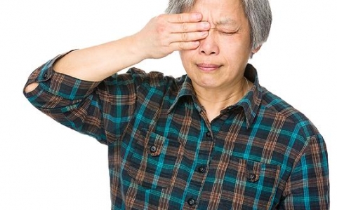 上眼皮长了一个小包不疼不痒