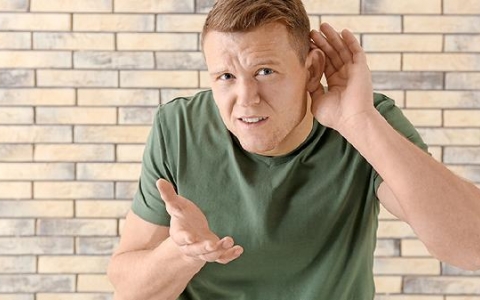 耳朵听声音像隔了一层东西怎么回事?